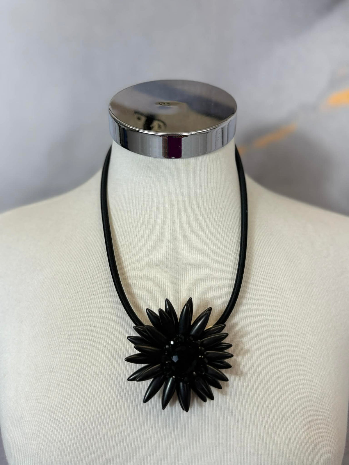 Collar necklace with flower