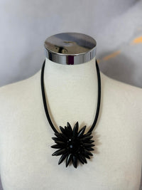 Collar necklace with flower