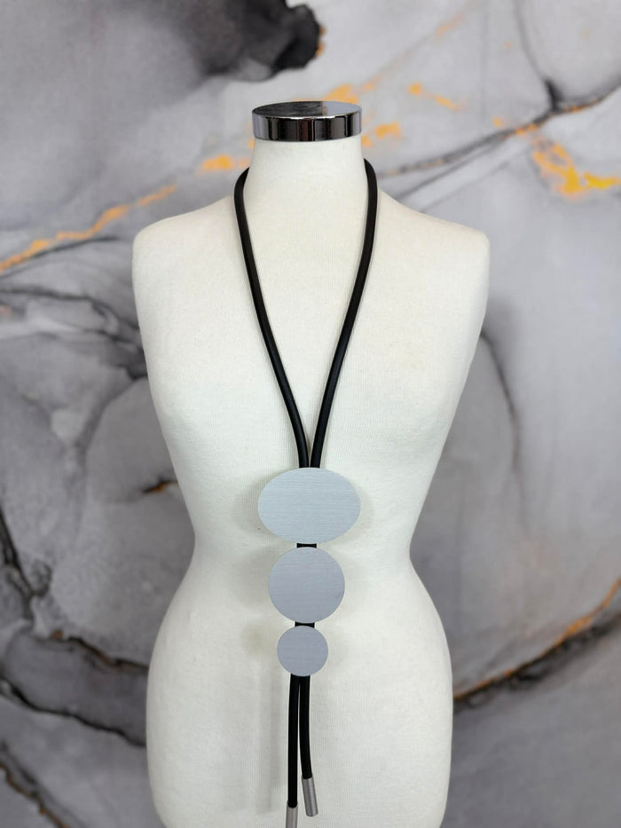 Collana tris cerchi grigi
